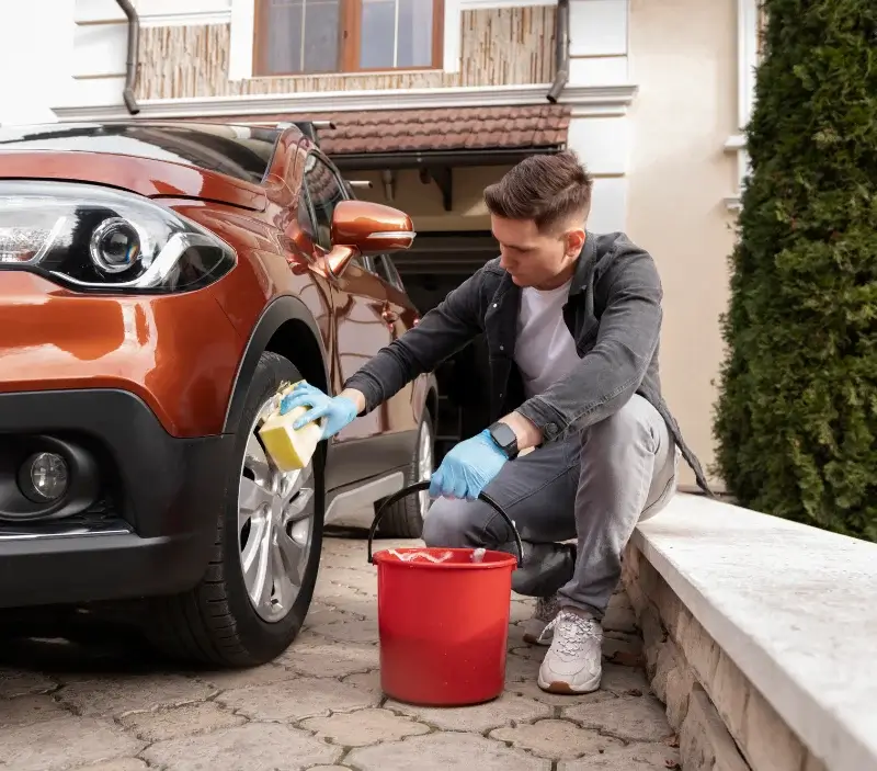 Lavage auto à domicile Montmiral : professionnel intervenant sur un véhicule